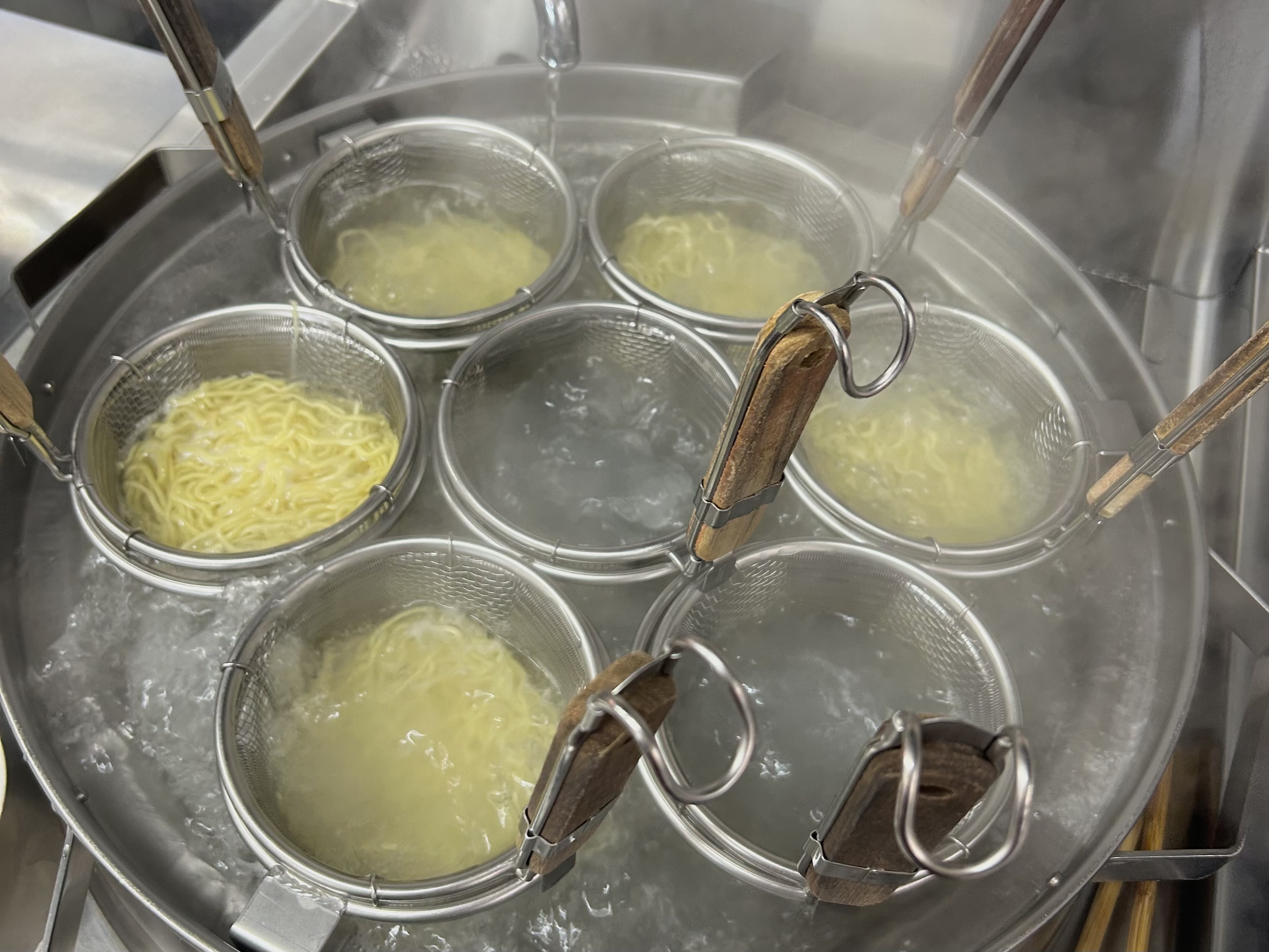 複数の麺を茹でている様子