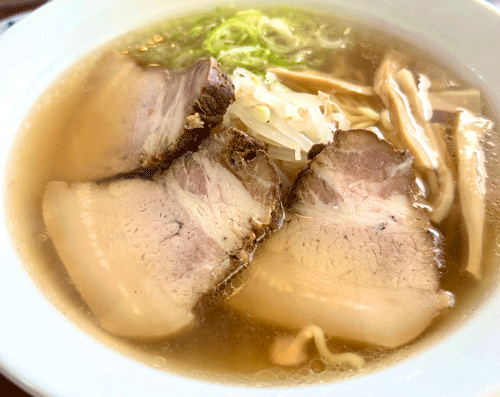 チャーシュー麺にトッピングされているチャーシュー3枚